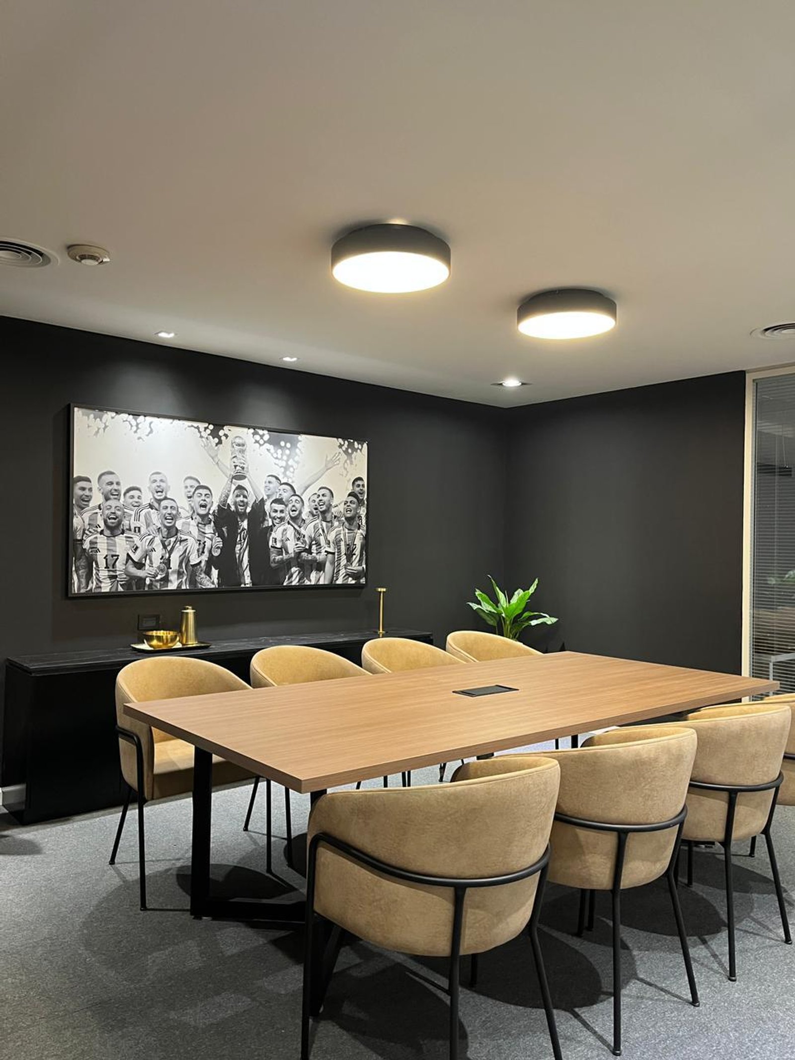 Sala de reuniones moderna con foto grupal en blanco y negro — proyecto Oficinas Cordoba, por Arcucci Arquitectura, en Av. Córdoba
